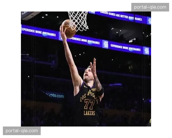 詹姆斯错失绝杀跪地掩面，魔术客场1分逆转湖人