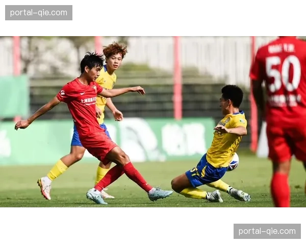 特写:看台上的球探,密切关注兰斯20岁中场 特写:看台上的球探,密切关注兰斯20岁中场