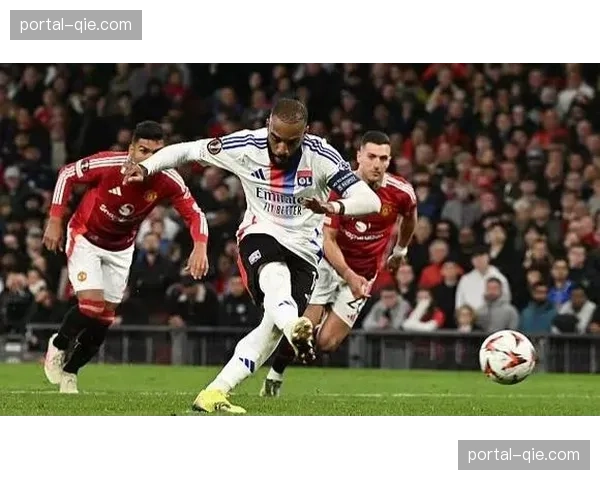 场边花絮：看台现暖心一幕，里昂小球迷高举标语为患病队友加油。