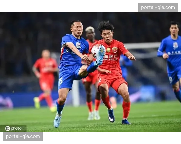 拉唐头球破门后狂奔庆祝，申花球员相拥庆祝积分转正